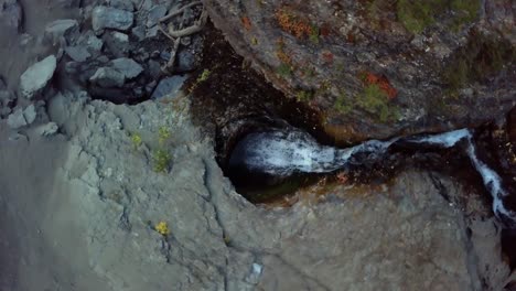 Vogelperspektive-Aus-Der-Vogelperspektive-Auf-Den-Wasserfall-Donut-Fällt-An-Einem-Schönen-Herbsttag-Mit-Wechselnden-Blättern