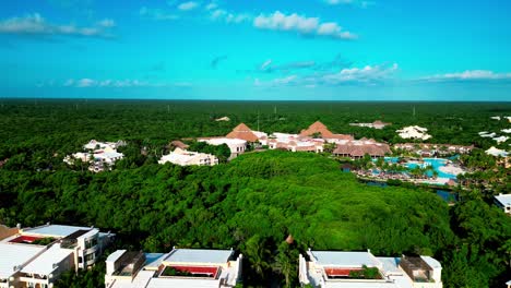 TRS-Yucatan-Resort-In-Tulum-Mexiko-Fliegt-über-Die-Hotelzimmer-Und-Den-Strand-Mit-Blauem-Himmel-Und-Nur-Ein-Paar-Wolken