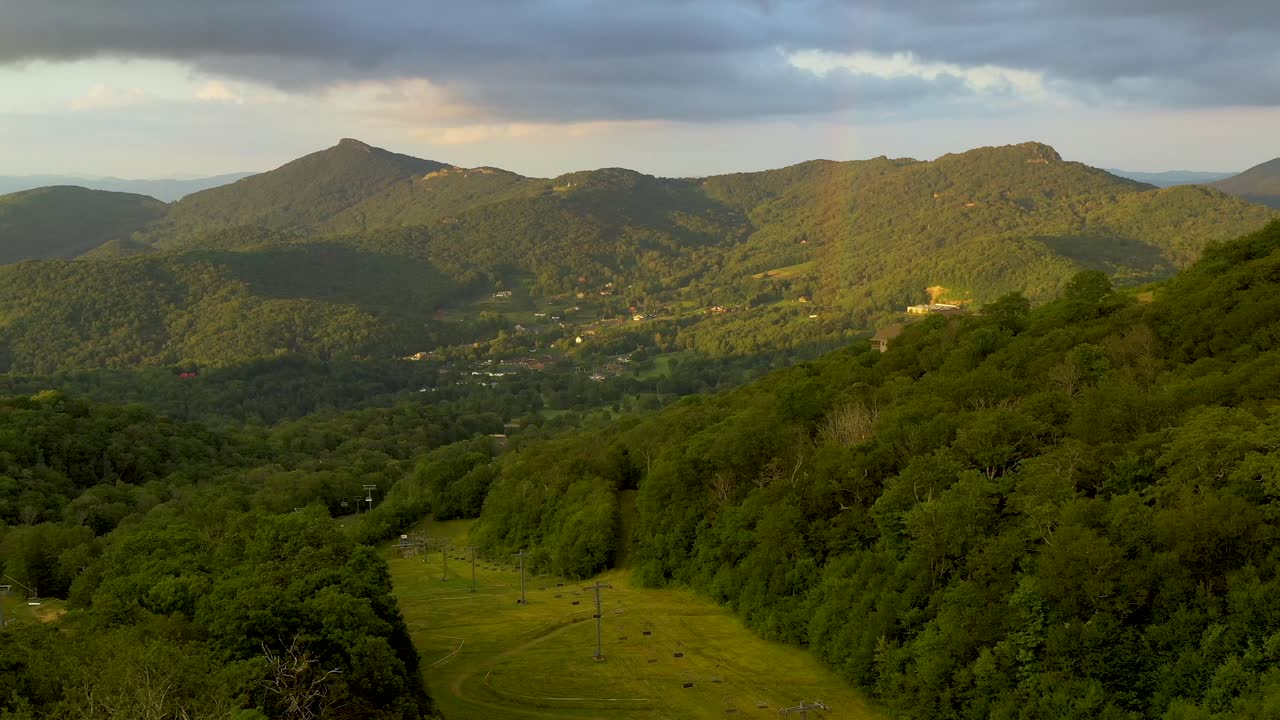 pintoresco paisaje de la estación de esquí en las montañas apalaches blue ridge