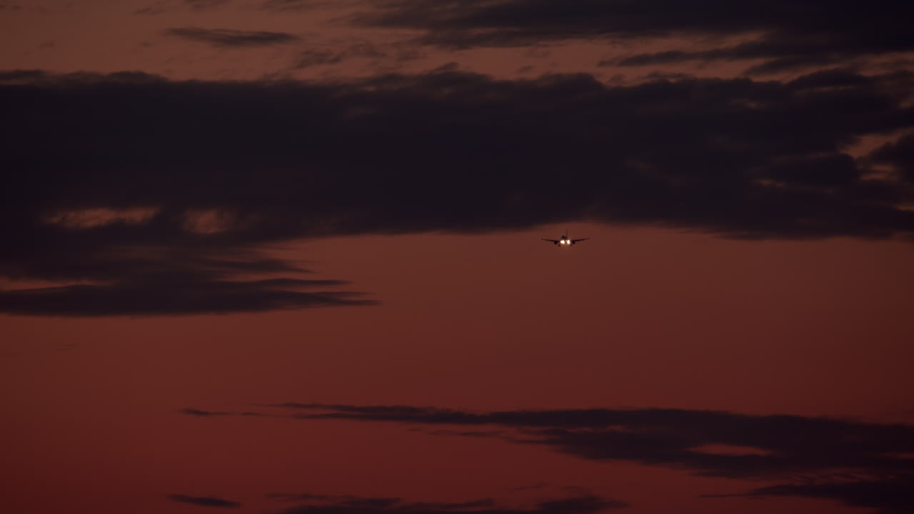 aterrizaje del avión al atardecer
