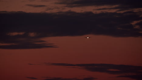 aterrizaje del avión al atardecer