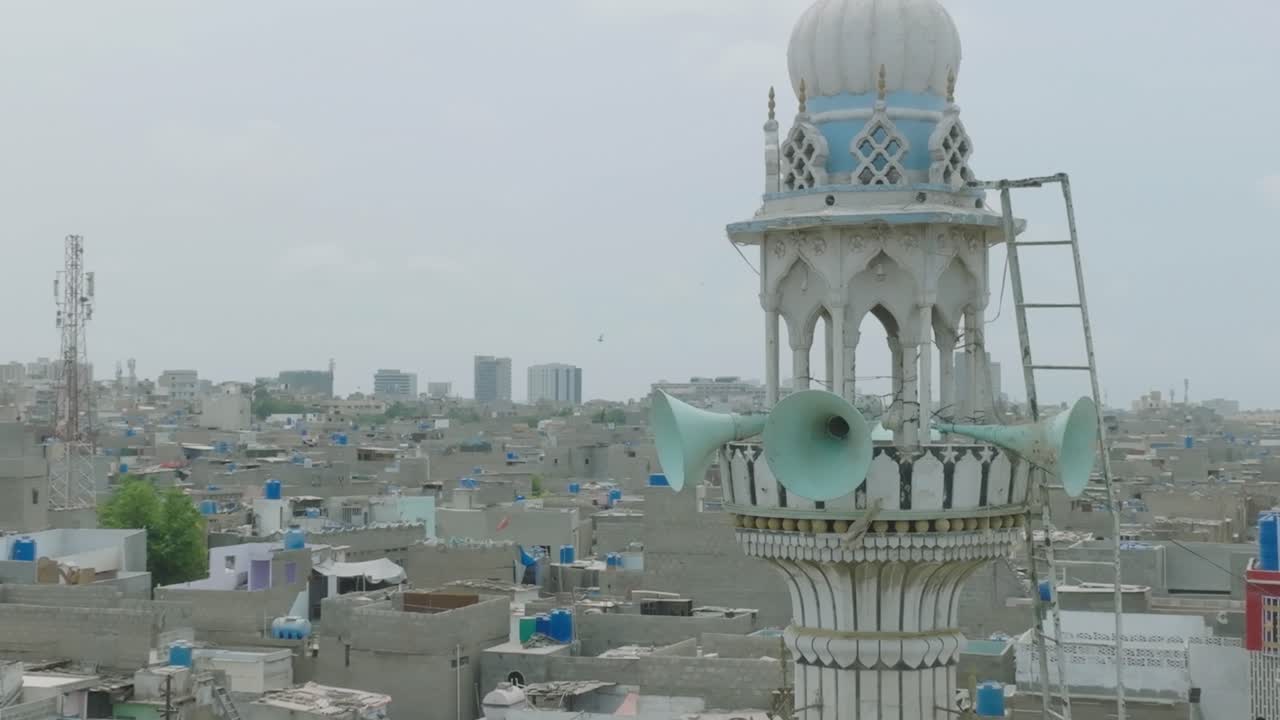 카라치 의 사이렌 과 함께 화이트 스톤 타워 의 공중 드론  ⁇