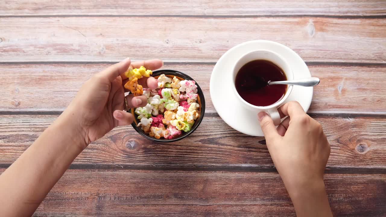 팝콘과 차를 즐기고