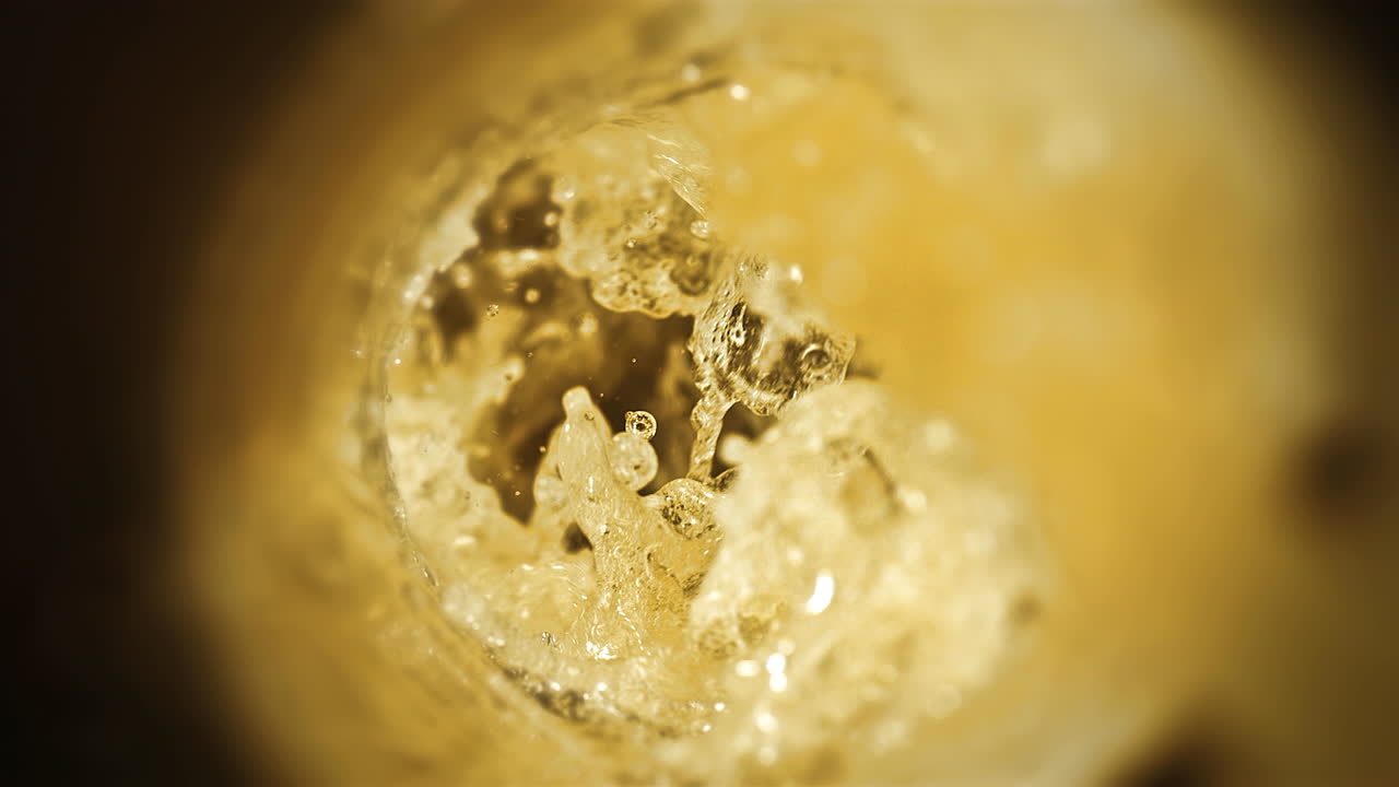 La Birra Viene Versata Dall'alto nel Bicchiere Formando Onde