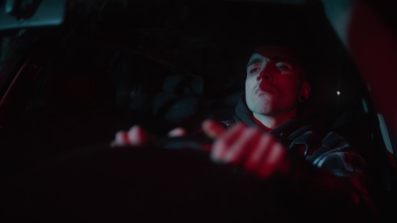 밤에 자동차를 운전하는 사람