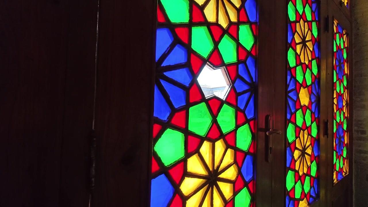 Vitrais persas tradicionais em edifício histórico.
