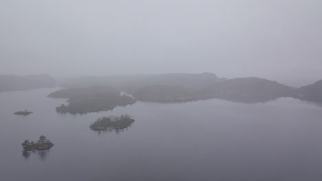 disparo de drone volando a través de una espesa niebla en el campo de noruega
