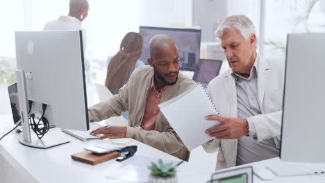 Trabajo-En-Equipo,-Revisión-Y-Capacitación-Con-Gente-De-Negocios.