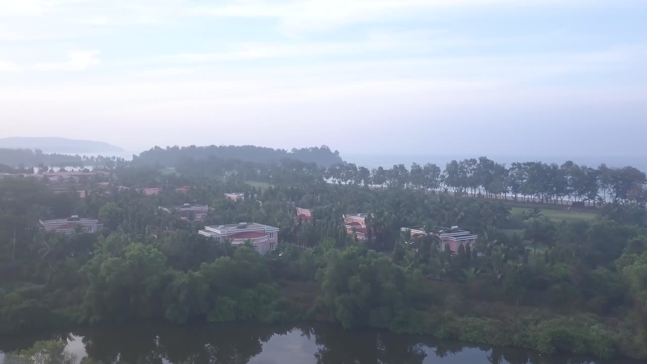 vista del complejo de golf y spa lalit cerca de la playa de rajbagh, india con diferentes edificios y árboles verdes - toma aérea
