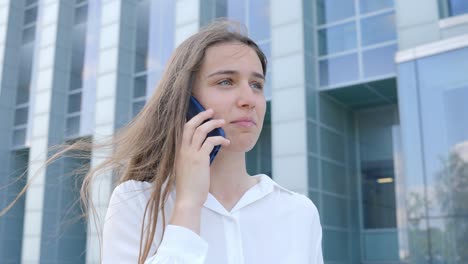 mujer hablando por su teléfono, estática