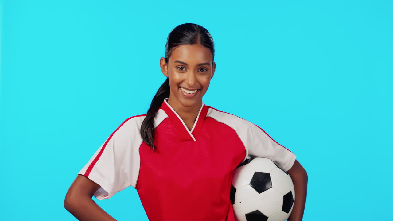 Sport, felice e pallone da calcio con donna in studio