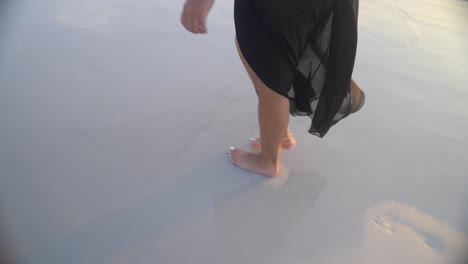 mujeres con vestido negro caminando por la playa en venezuela durante la hora dorada 4k