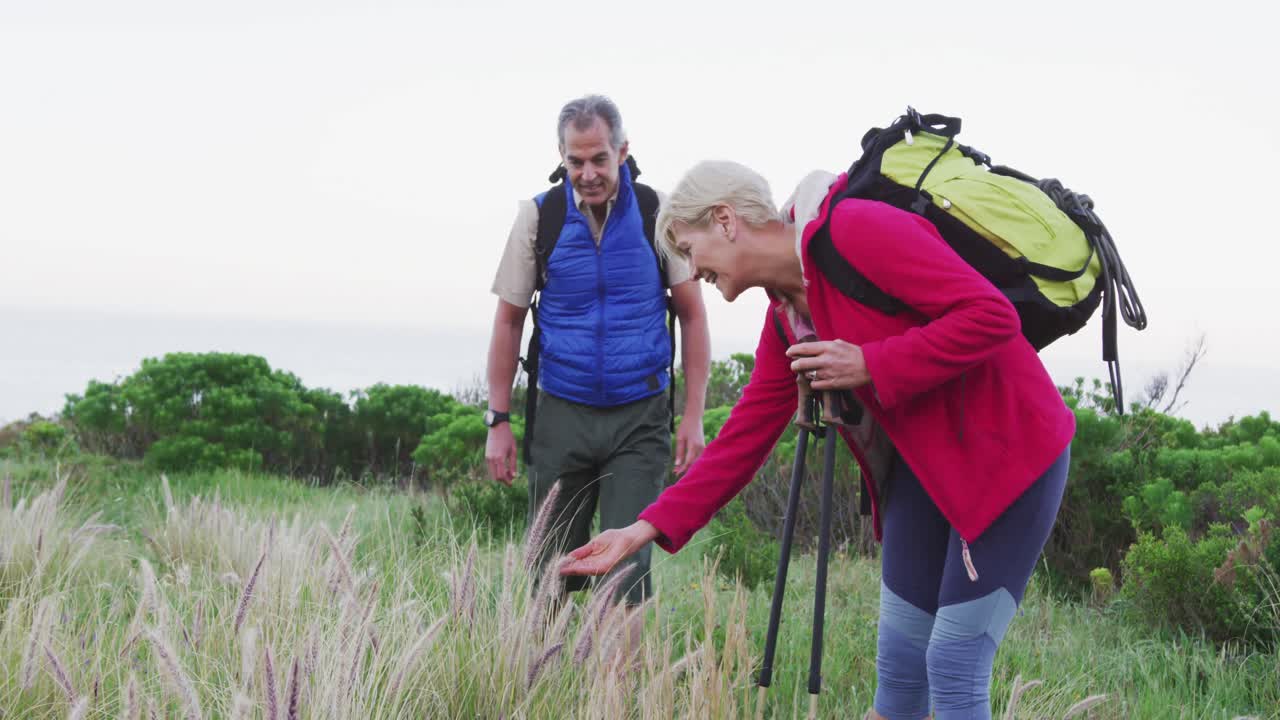 pareja de ancianos en una caminata juntos en la naturaleza