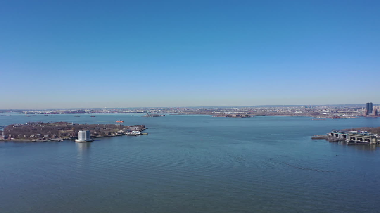 푸른 하늘과 화창한 날에 동쪽 동쪽 강을 공중에서 볼 수 있습니다.