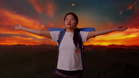 una mujer caminando al atardecer.