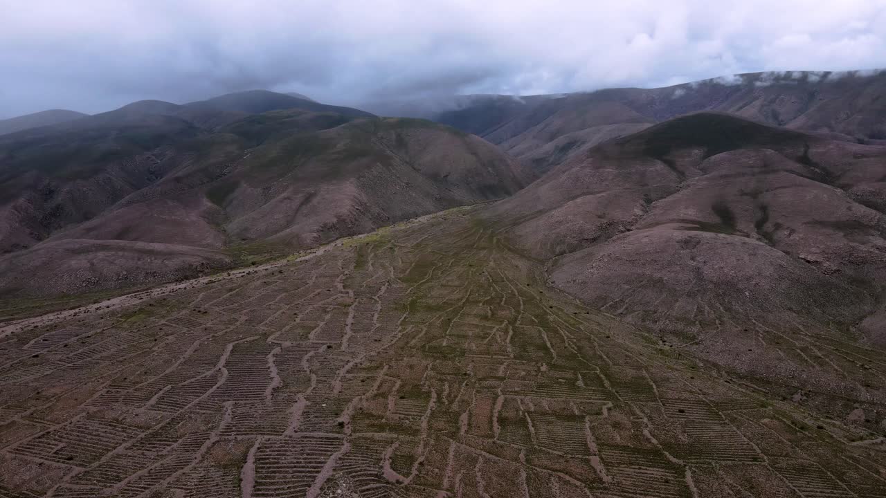 drone filmado volando sobre las ruinas de una antigua ciudad y sus campos agrícolas en jujuy, argentina