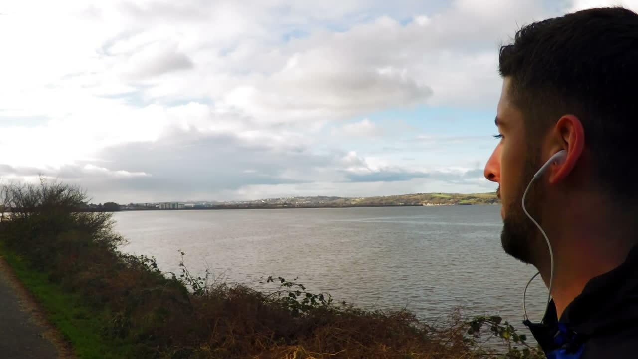 hombre atlético corriendo