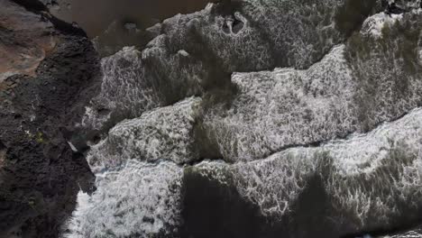 toma de dron de la costa de california