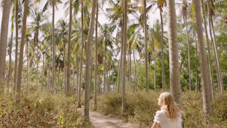 Frau-Fährt-Fahrrad-Und-Erkundet-Die-Tropische-Insel.-Mädchen-Auf-Dem-Fahrrad-Genießt-Den-Wunderschönen-Palmenwald-In-4k