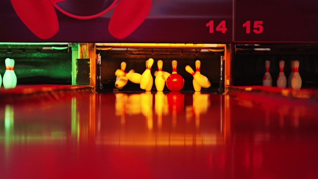 Ripresa statica al rallentatore di bowling del birillo finale rimasto in piedi dopo un potente strike