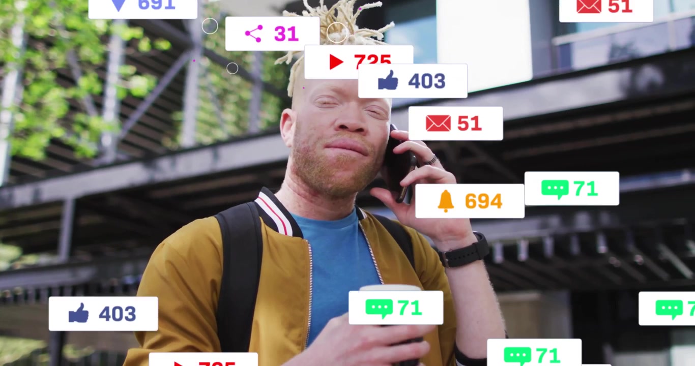 Vermarkter telefoniert, trinkt Kaffee und überwacht AR-Social-Media-Symbole, die um seinen Kopf aufsteigen.