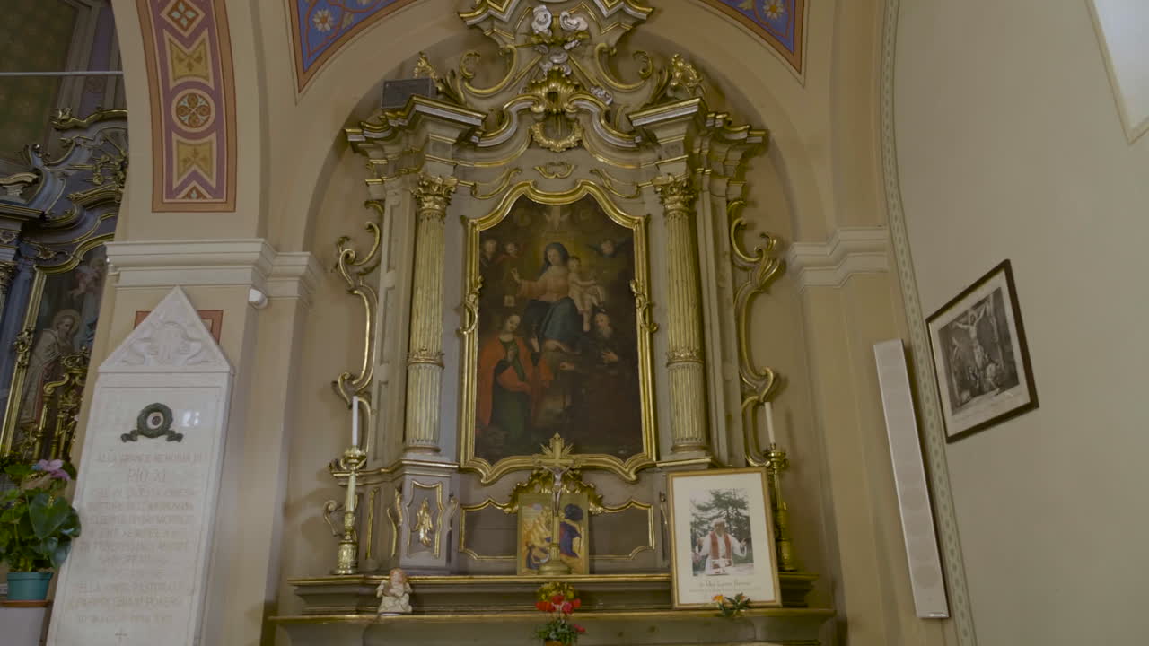 아름답고 고풍스러운 예술 작품을 가지고 있는 가톨릭 교회의 성모 마리아 채플의 전망이 기울어져 있습니다.