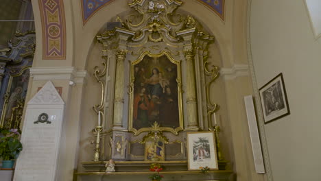 Un-Interior-Inclinado-Hacia-Arriba-De-La-Vista-De-La-Capilla-De-La-Madre-María-En-La-Iglesia-Católica,-Con-Hermosas-Y-Antiguas-Obras-De-Arte