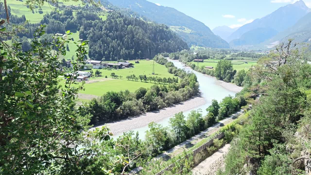 el río flota a través de la zona montañosa en el norte de suiza.