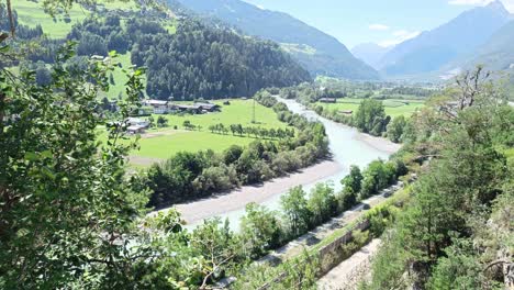 Fluss-Treiben-Durch-Berggebiet-In-Der-Nordschweiz
