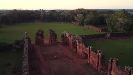 panning imágenes aéreas tomadas de las ruinas de la misión de san ignacio, misiones, argentina rodeadas de un exuberante bosque verde