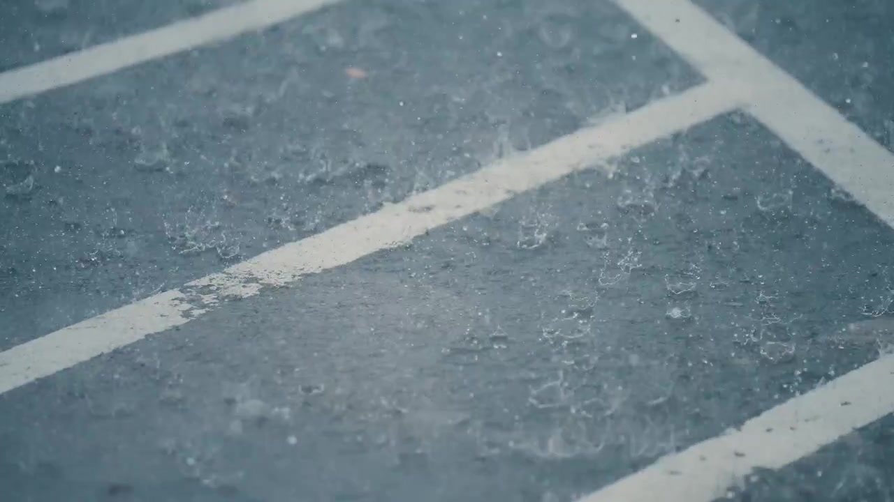 Gotas de Chuva Caindo em Asfalto Molhado com Linhas Brancas