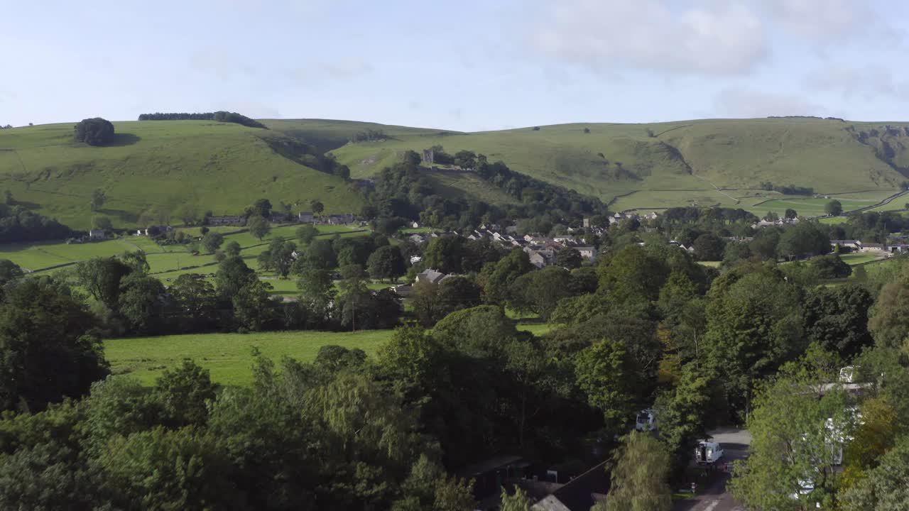 캐슬턴 위로 떠오르는 드론 샷