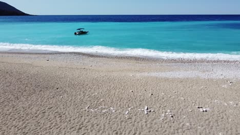 Schönes-Mädchen-Im-Bikini-Genießt-Den-Paradiesstrand,-Den-Schönsten-Strand-Rund-Um-Das-Mittelmeer,-Die-Türkei,-In-Der-Nähe-Des-Lykischen-Weges