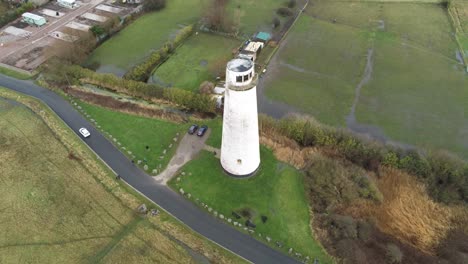 Historischer-Leasowe-Leuchtturm-Maritimes-Leuchtfeuer-Wahrzeichen-Antenne-Küstenlandschaft-Wirral-Hoch-Abstieg-Kippen-Nach-Oben-Blick