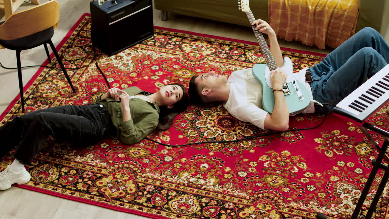 amigos pasando el rato en la alfombra