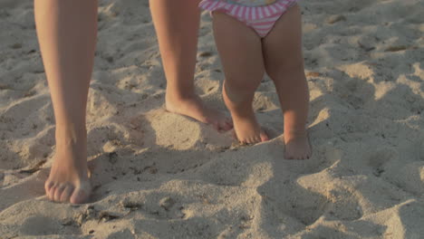 Mutter-Und-Kleine-Tochter-Haben-Tolle-Zeit-Am-Strand