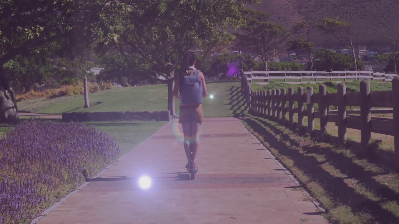 animación de puntos de luz sobre una mujer biracial montando un scooter