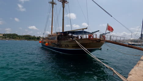 Vom-Aussichtspunkt-Popeye-Village-In-Der-Nähe-Der-Anchor-Bay-Auf-Malta-Bietet-Sich-Ein-Wunderbarer-Blick-Auf-Eine-Touristenkreuzfahrt-Mit-Dem-Atemberaubenden-Wasser-Eines-Popeye-Village