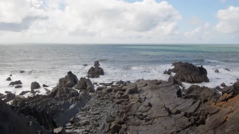 Geradeaus-Schoss-Das-Meer-Auf-Die-Felsen-Am-Hartland-Quay-Stoke-Hartland-Bideford