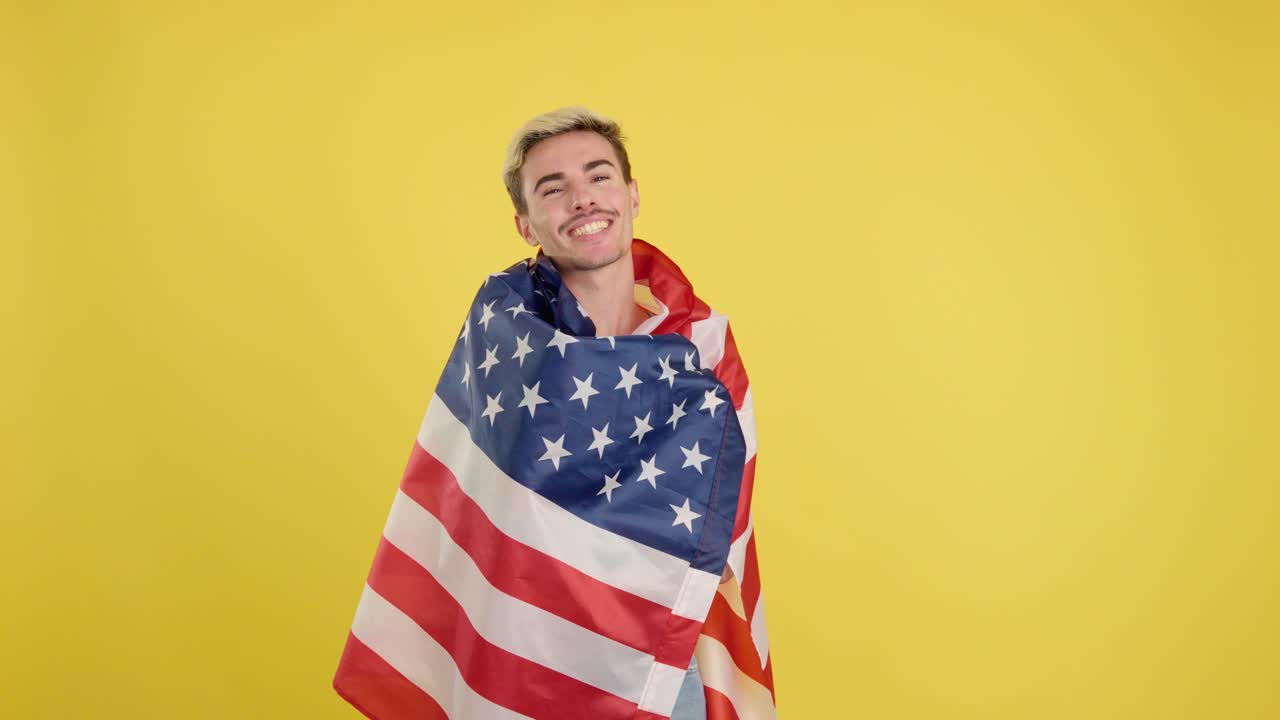 hombre con bandera estadounidense