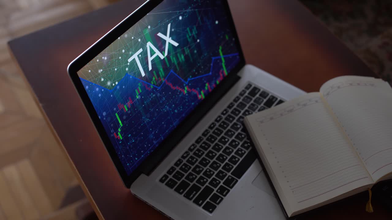 portátil y bolígrafo con gráficos de negocios, gráficos, estadísticas y documentos de antecedentes para la educación y los conceptos de negocios