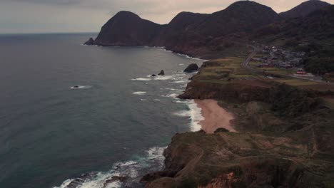 Japan-Kyotango:-Panorama-Drohne-Fliegt-über-Klippen-Und-Strandküste,-Sonnenuntergang,-Rosa-Skyline,-Einspielung-Von-Bergen,-Inseln-Und-Natürlicher-Umgebung,-Japanischer-Sommer