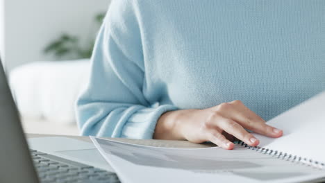 Businesswoman-hands,-laptop