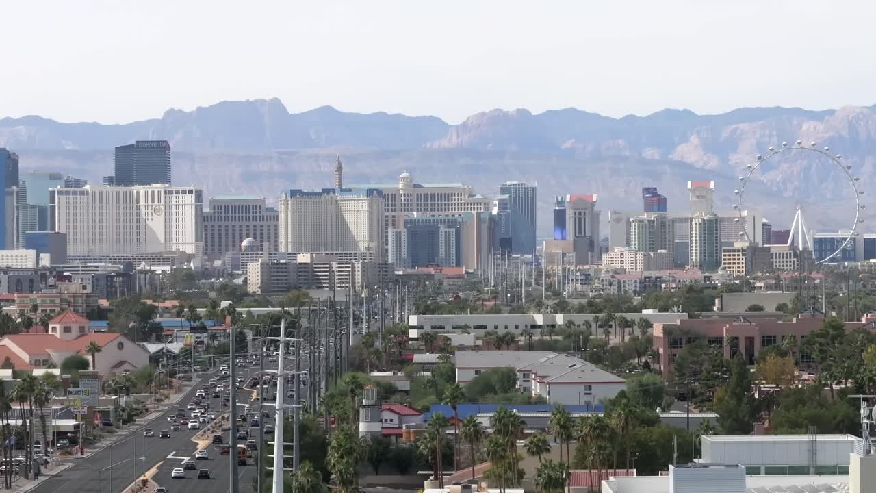 낮 동안 라스베가스 스트립의 공중 촬영, 거리와 스카이 라인의 드론  상승