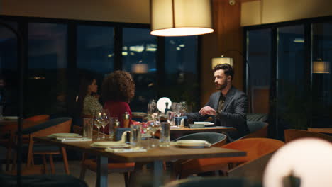 una pareja multiétnica disfruta de una cena en una mesa de restaurante de lujo. concepto romántico.