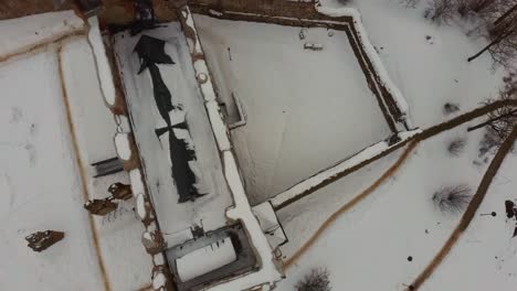 ruinas del antiguo castillo medieval de piedra de la orden de livonia letonia aérea drone top shot desde arriba
