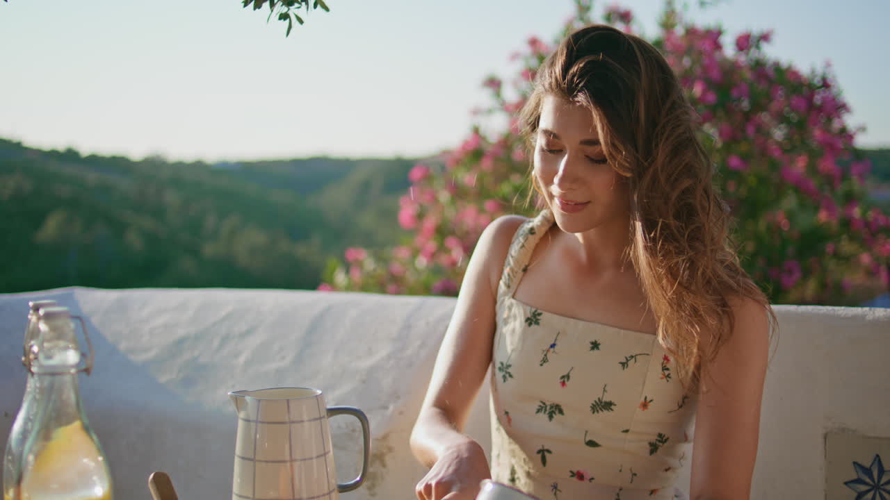 mujer sonriente cocinando sola poniendo manzana en una jarra en el balcón al aire libre de primer plano