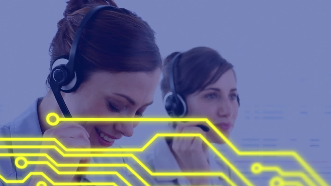 animación de la placa de circuito del procesador sobre personas de negocios que usan auriculares telefónicos