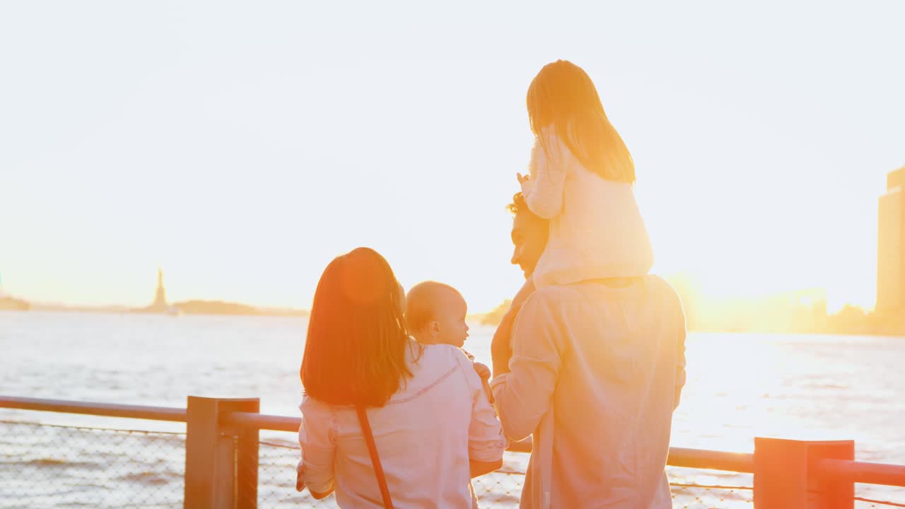 맨해튼의 강변에서 산책하는 어린 아이들과 함께 가족