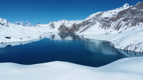 Tiro-De-Dron-Del-Lago-Tilicho-Azul